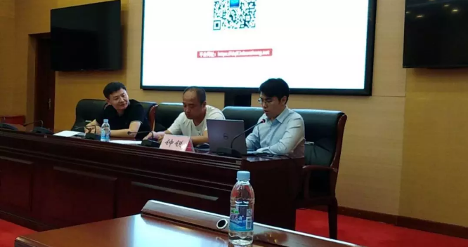 魯班長技術(shù)人員講解平臺(tái)功能